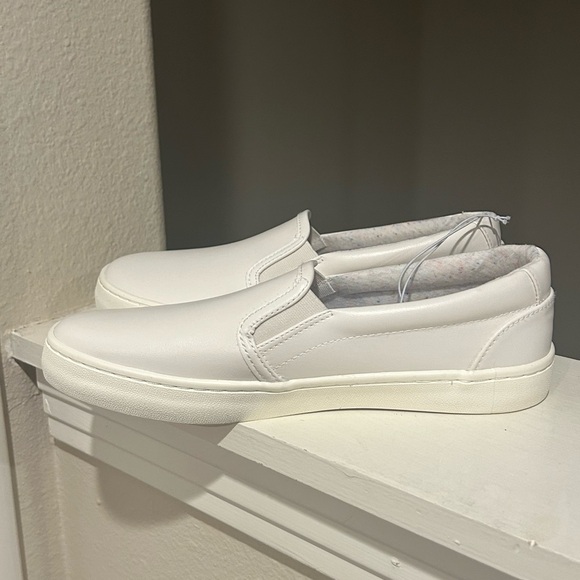 Cat and Jack Slip-On White Colby Sneakers for Kids Youth Size 6 NWT - Picture 4 of 10
